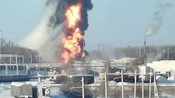 在坦波夫州的科切托夫卡-2車站發生貨運列車車廂脫軌事故，隨後裝有汽油的油罐車起火 - 俄羅斯衛星通訊社