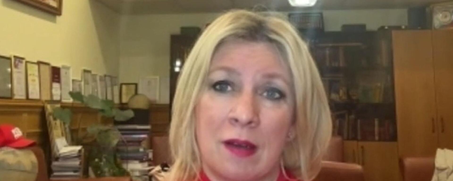 马卡龙玩“三公牌”？扎哈罗娃：法国对俄示好是“猜球骗局” - 俄罗斯卫星通讯社, 1920, 11.02.2026