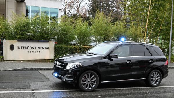 俄罗斯代表团团长梅金斯基在前往日内瓦机场前，在三方会晤地点进行了两个小时的闭门会谈 - 俄罗斯卫星通讯社