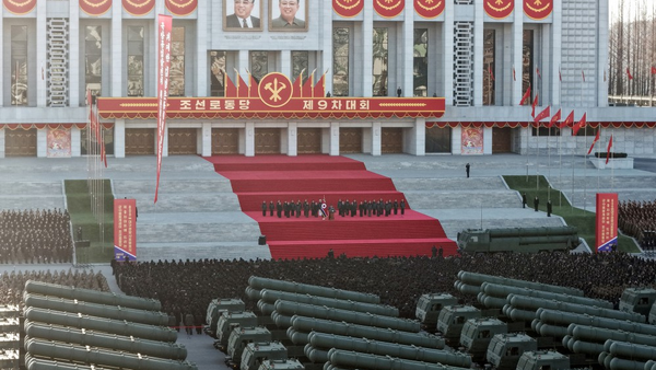 朝鮮軍工部門工人階級獻給朝鮮勞動黨第九次代表大會的600毫米大口徑火箭炮贈送儀式隆重舉行 - 俄羅斯衛星通訊社