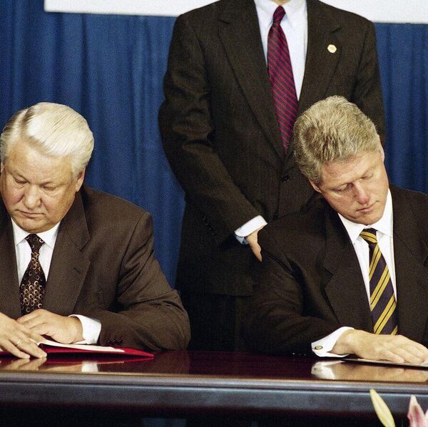 美国总统比尔·克林顿(右)与俄罗斯总统鲍里斯·叶利钦(左)于1994年12月5日在布达佩斯会议中心举行的欧安会首脑会议首场会议结束后,签署《不扩散核武器条约》。 美国总统比尔·克林顿(右)与俄罗斯总统鲍里斯·叶利钦(左)于1994年12月5日在布达佩斯会议中心举行的欧安会首脑会议首场会议结束后,签署《不扩散核武器条约》。 - 俄罗斯卫星通讯社
