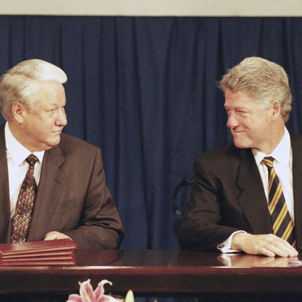 美国总统比尔·克林顿(右)与俄罗斯总统鲍里斯·叶利钦(左)在匈牙利举行的为期两天的欧安会首脑会议首日(1994年12月5日)于布达佩斯会议中心出席《不扩散核武器条约》签字仪式后,相互对视。 美国总统比尔·克林顿(右)与俄罗斯总统鲍里斯·叶利钦(左)在匈牙利举行的为期两天的欧安会首脑会议首日(1994年12月5日)于布达佩斯会议中心出席《不扩散核武器条约》签字仪式后,相互对视。 - 俄罗斯卫星通讯社