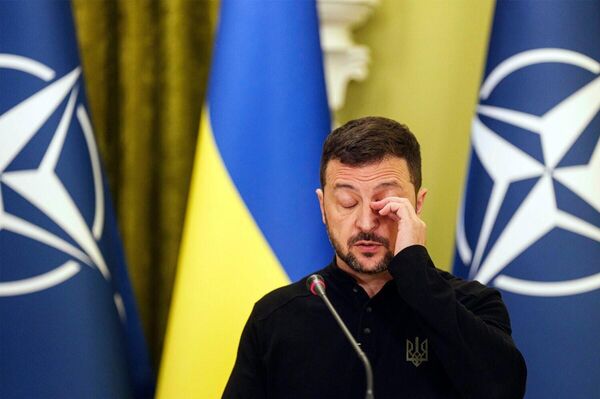 乌克兰总统弗拉基米尔·泽连斯基于2024年10月3日(星期四)在基辅与北约秘书长马克·吕特举行的联合新闻发布会上向记者发表讲话。 乌克兰总统弗拉基米尔·泽连斯基于2024年10月3日(星期四)在基辅与北约秘书长马克·吕特举行的联合新闻发布会上向记者发表讲话。 - 俄罗斯卫星通讯社