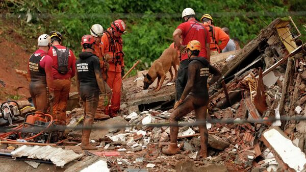 救援人员在巴西米纳斯吉拉斯州山体滑坡现场。 - 俄罗斯卫星通讯社