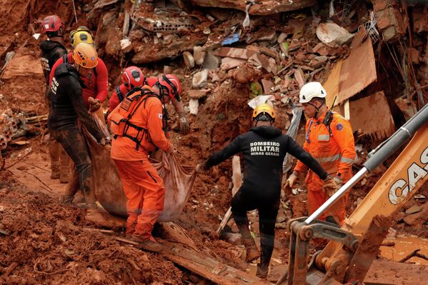 伯尼尔公园附近，救援人员从洪灾现场移出第二具尸体。 - 俄罗斯卫星通讯社