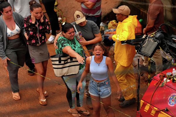 消防人员从现场移走遇难者遗体，民众表达悲伤。 - 俄罗斯卫星通讯社