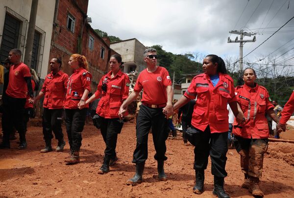 消防人员在巴西政府宣布灾难状态后展开救援行动。 - 俄罗斯卫星通讯社