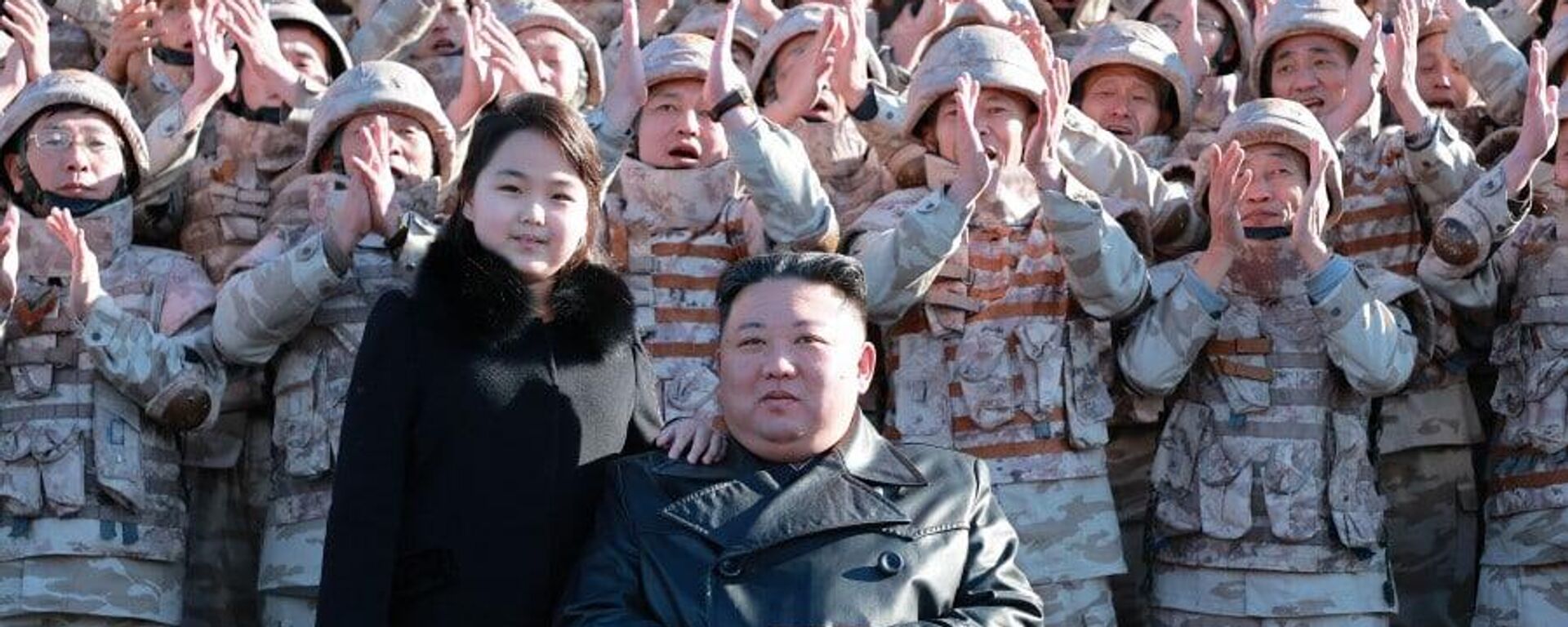 金正恩及其女兒與參與“火星-17”洲際彈道導彈發射工作的國防工業工人合影。 - 俄羅斯衛星通訊社, 1920, 25.02.2026