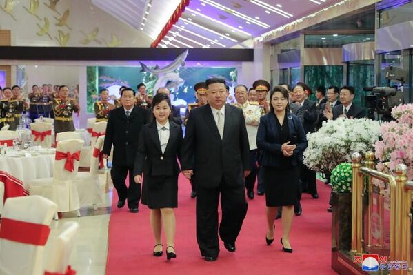 金正恩携女儿前往朝鲜人民军将领宿舍,祝贺朝鲜人民军建军75周年。 金正恩携女儿前往朝鲜人民军将领宿舍,祝贺朝鲜人民军建军75周年。 - 俄罗斯卫星通讯社