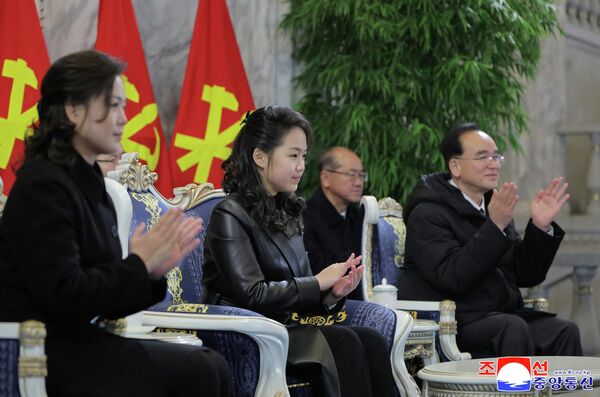 金正恩携女儿出席朝鲜劳动党第九次代表大会。 - 俄罗斯卫星通讯社