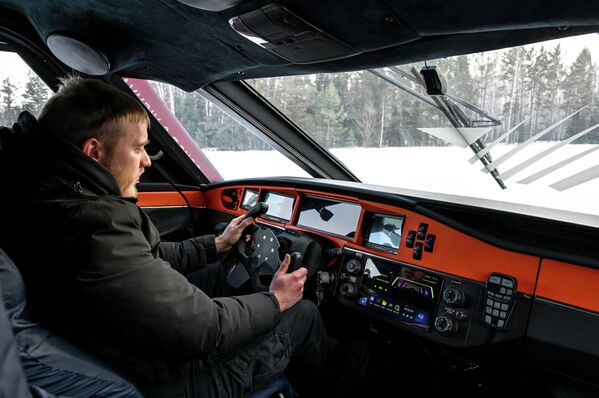 新款高端Visuva T8履带式全地形车正在维苏瓦位于克拉斯诺亚尔斯克的测试场地进行底盘调校。 - 俄罗斯卫星通讯社