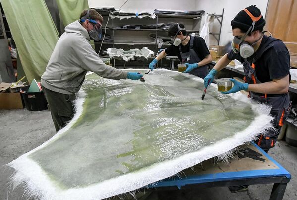模具车间，全地形车的复合材料车身面板正进行聚酯树脂涂层处理。 - 俄罗斯卫星通讯社