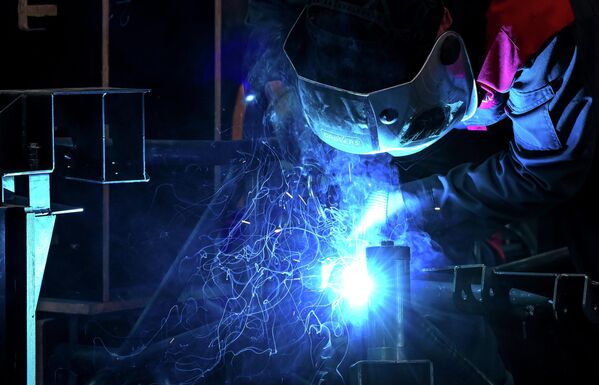 焊接和装配车间，工人正在焊接高端Visuva S2全地形车的车架。 - 俄罗斯卫星通讯社
