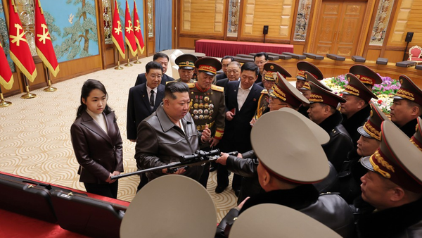 金正恩向主要领导干部赠送新一代狙击步枪 - 俄罗斯卫星通讯社