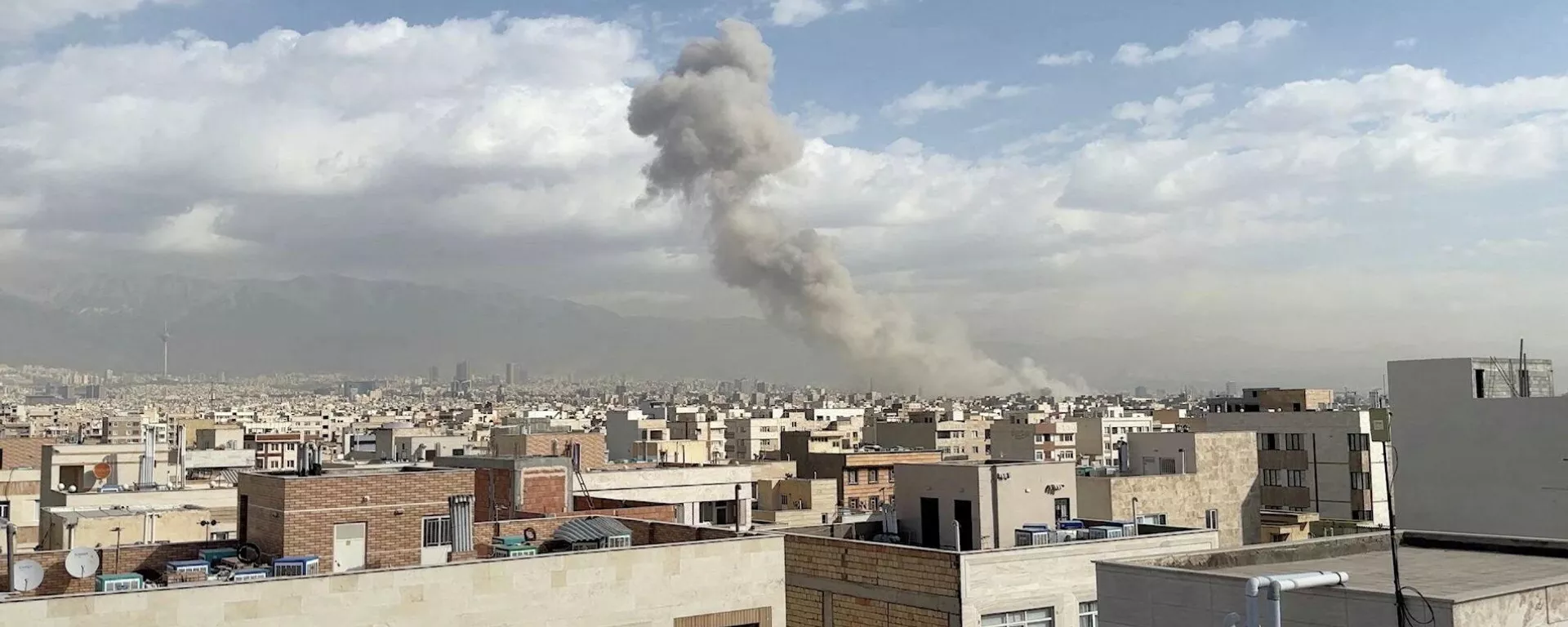 媒体：美以袭击伊朗超2000余处目标 - 俄罗斯卫星通讯社, 1920, 02.03.2026