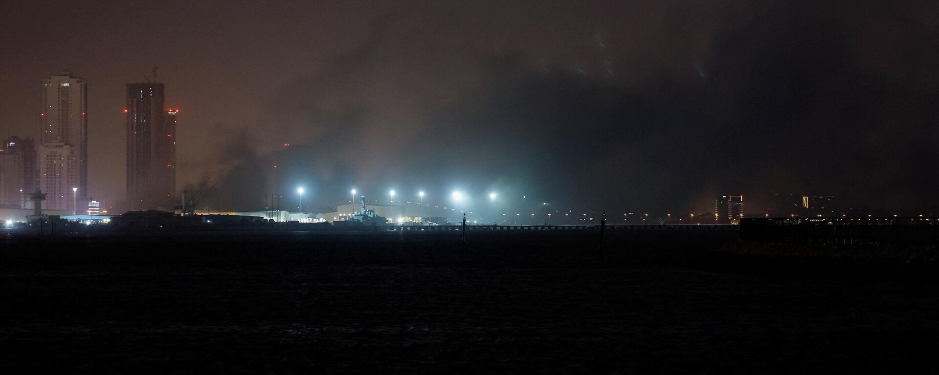 被伊朗导弹击中后，美国在巴林的海军基地冒烟 - 俄罗斯卫星通讯社, 1920, 19.03.2026