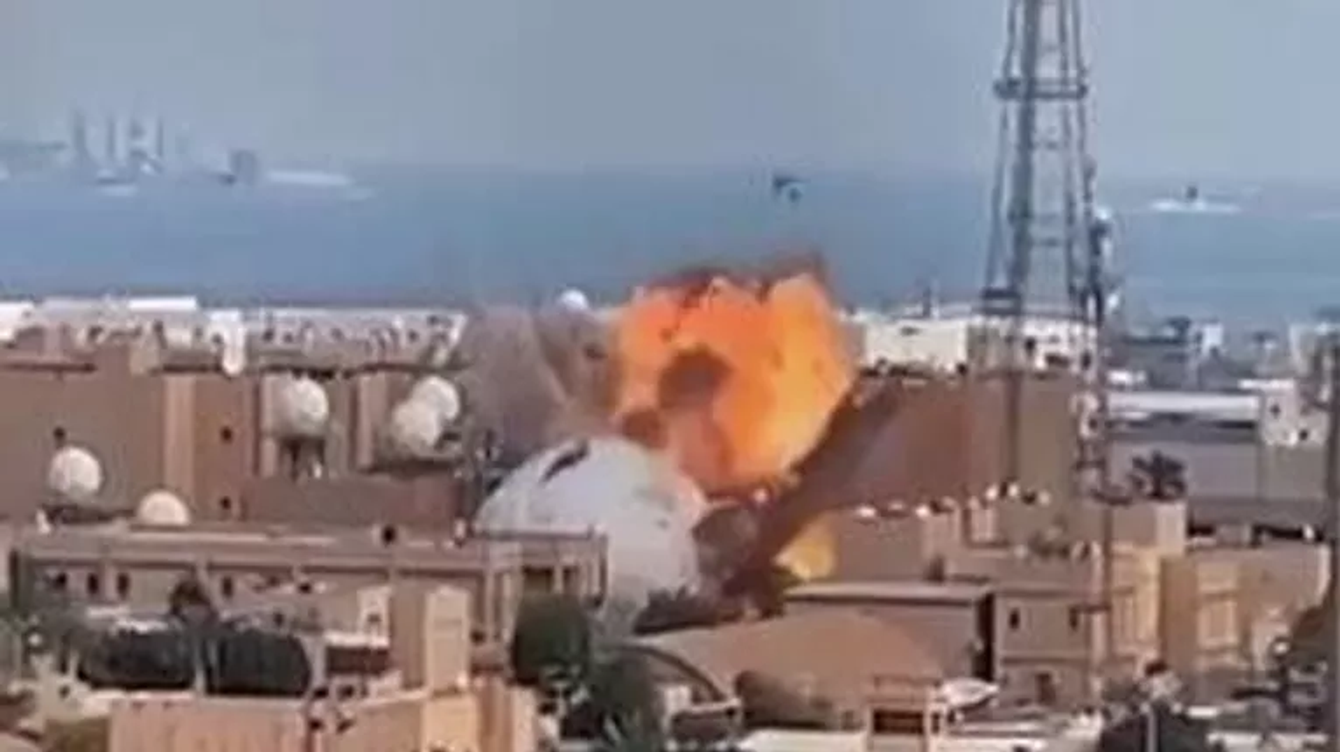 Кадр, предположительно, попадания иранского дрона по объекту на военной базе США в Бахрейне. Архивное фото - 俄罗斯卫星通讯社, 1920, 03.03.2026
