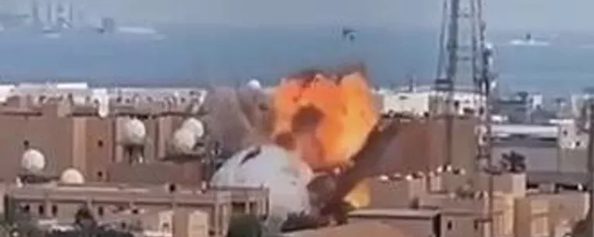 Кадр, предположительно, попадания иранского дрона по объекту на военной базе США в Бахрейне. Архивное фото - 俄罗斯卫星通讯社, 1920, 03.03.2026