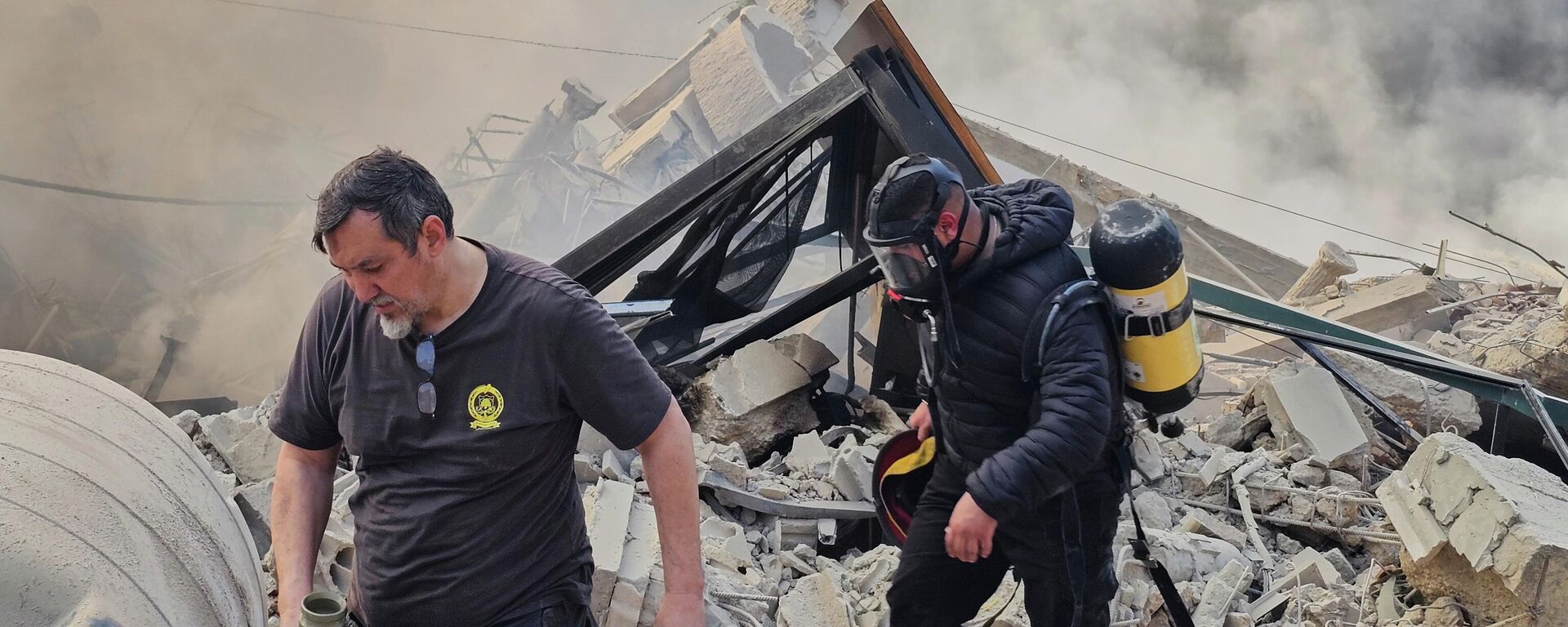 在贝鲁特南部郊区达希耶，以色列空袭后，消防员正在检查冒着浓烟的废墟。 - 俄罗斯卫星通讯社, 1920, 05.03.2026