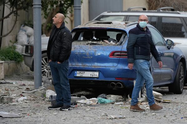 在哈兹米耶，居民们看着一家被空袭损毁的酒店。 - 俄罗斯卫星通讯社