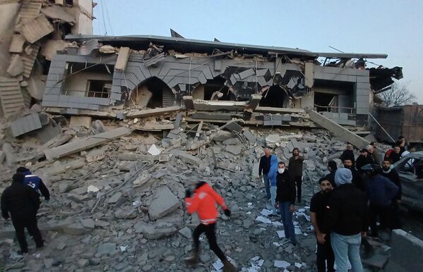 在西顿，救援人员聚集在被以色列空袭摧毁的黎巴嫩伊斯兰组织中心前。 - 俄罗斯卫星通讯社