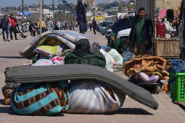 在西顿，流离失所的民众坐在路边，身旁放着行李。 - 俄罗斯卫星通讯社