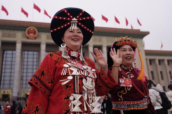 少数民族代表在离开人民大会堂时挥手致意 少数民族代表在离开人民大会堂时挥手致意 - 俄罗斯卫星通讯社