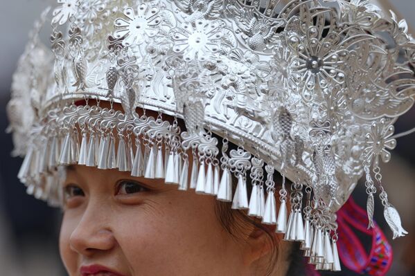 一名少数民族女性代表离开人民大会堂 一名少数民族女性代表离开人民大会堂 - 俄罗斯卫星通讯社