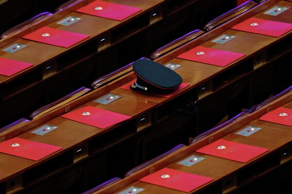 2026年3月11日，中国人民政治协商会议闭幕会前，一顶中国人民解放军军帽放置在人民大会堂的桌子上。 - 俄罗斯卫星通讯社