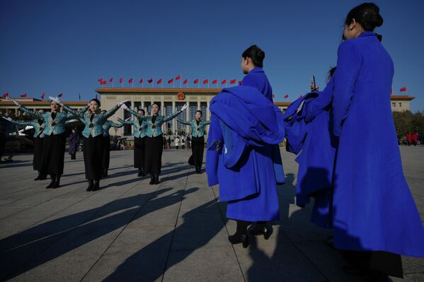 2026年3月11日，星期三，参加中国人民政治协商会议闭幕会的代表们在北京人民大会堂外，巴士乘务员们正在表演舞蹈。 - 俄罗斯卫星通讯社