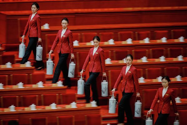 2026年3月11日，星期三，服务员在北京人民大会堂为中国人民政治协商会议闭幕会与会代表准备茶水。  - 俄罗斯卫星通讯社