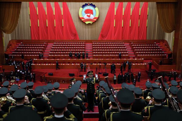 2026年3月11日，中国人民解放军军乐团成员在北京人民大会堂举行的中国人民政治协商会议第十四届全国委员会第四次会议闭幕会前进行排练。 - 俄罗斯卫星通讯社