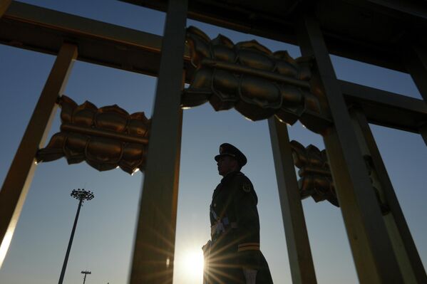 2026年3月11日，星期三，中国人民政治协商会议闭幕会期间，一名中国武警在北京天安门广场的晨光中执勤。 - 俄罗斯卫星通讯社