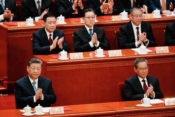 2026年3月11日，星期三，中国国家主席习近平（左下）和国务院总理李强（右下）在北京人民大会堂举行的中国人民政治协商会议闭幕会上鼓掌。 - 俄罗斯卫星通讯社