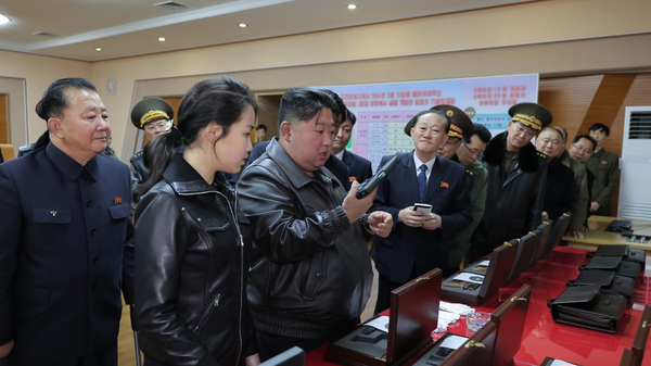 金正恩携女视察重要军工厂 - 俄罗斯卫星通讯社