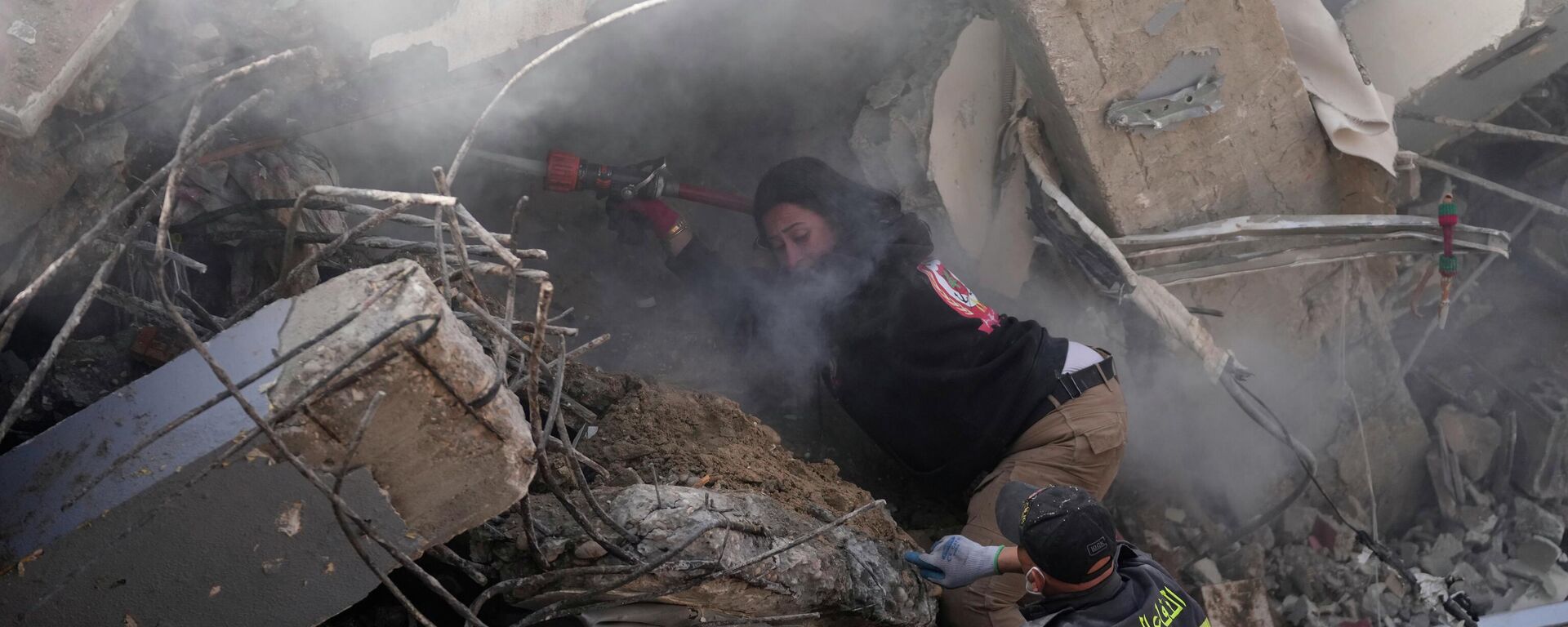 Спасатели ищут пострадавших в разрушенном здании, пострадавшем от израильского авиаудара в городе Газие, Южный Ливан - 俄羅斯衛星通訊社, 1920, 14.03.2026