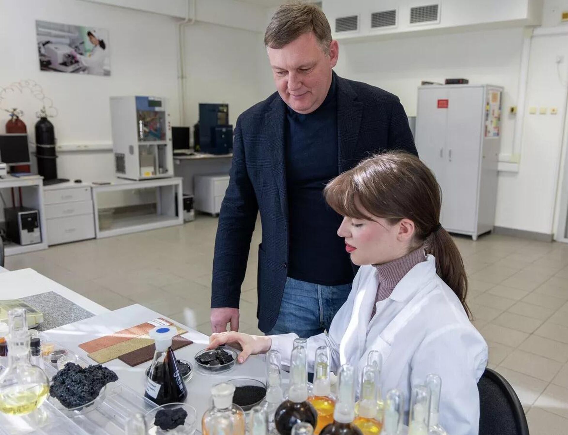 西伯利亚联邦大学自然能源与碳材料化学技术系主任费奥多尔·布里尤金、石油与石油产品实验室研究员达莉娅·格雷贝纽克，正在研究沥青胶泥特性。 - 俄罗斯卫星通讯社, 1920, 14.03.2026