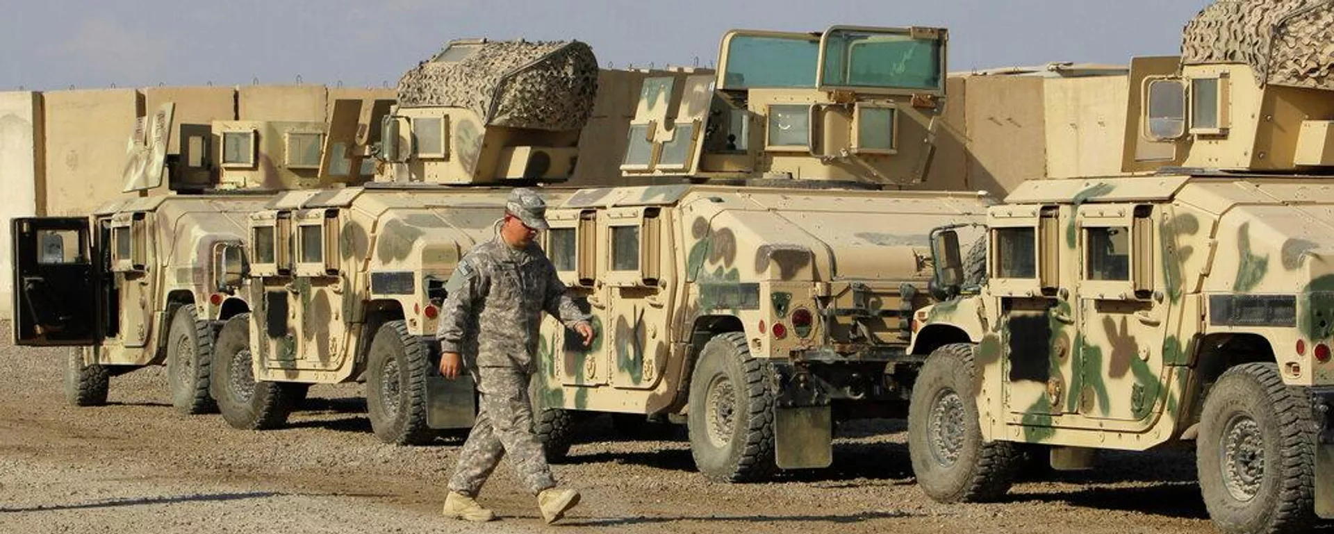 2011年11月7日，在伊拉克巴格达维多利亚基地，一名美国士兵走过即将运出伊拉克的军用装甲车 - 俄罗斯卫星通讯社, 1920, 16.03.2026