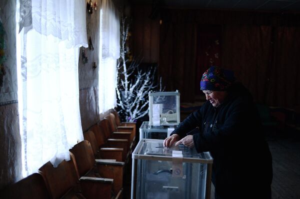 在希罗科耶村的一个投票站,选民参与对克里米亚地位的公投。 在希罗科耶村的一个投票站,选民参与对克里米亚地位的公投。 - 俄罗斯卫星通讯社