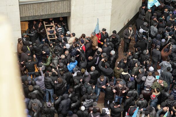 克里米亚最高拉达大楼外,举行“声援克里米亚”群众集会。 克里米亚最高拉达大楼外,举行“声援克里米亚”群众集会。 - 俄罗斯卫星通讯社