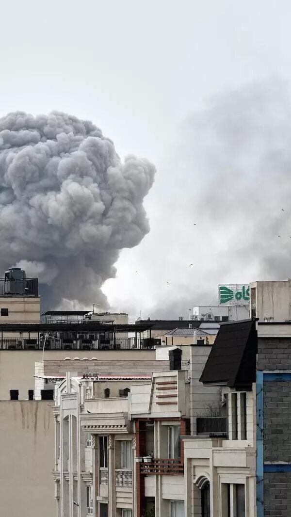 伊朗德黑蘭,一次襲擊過後,一股濃煙升起(2026年3月2日) 伊朗德黑蘭,一次襲擊過後,一股濃煙升起(2026年3月2日) - 俄羅斯衛星通訊社