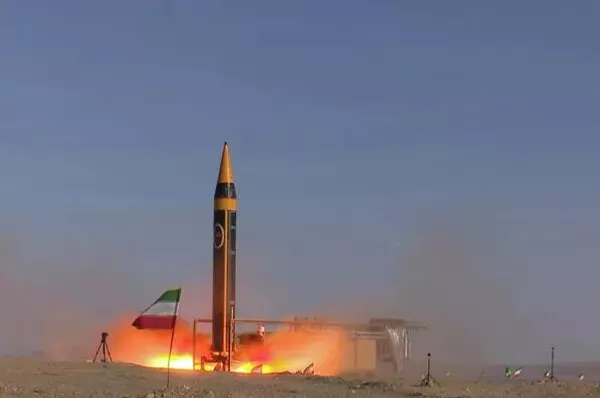 这张由伊朗国防部于2023年5月25日发布的照片显示，Khorramshahr-4导弹在伊朗一处未公开地点发射 - 俄罗斯卫星通讯社
