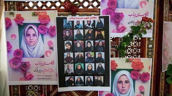 伊朗驻突尼斯大使马苏德·侯赛尼安举行的新闻发布会上，展示了在米纳布圣训树小学就读、于美国空袭中丧生的学生们的肖像（2026年3月12日） - 俄罗斯卫星通讯社