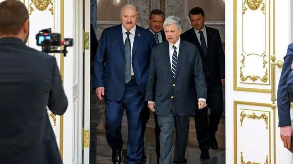 白俄罗斯总统卢卡申科与美国白俄罗斯问题特使约翰•科尔 - 俄罗斯卫星通讯社