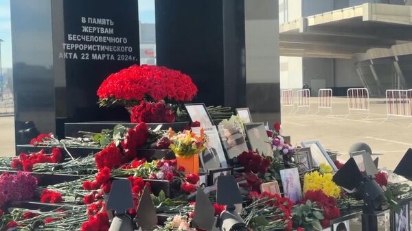 民众自发前往莫斯科州“克罗库斯城”音乐厅悼念恐袭遇难者 - 俄罗斯卫星通讯社