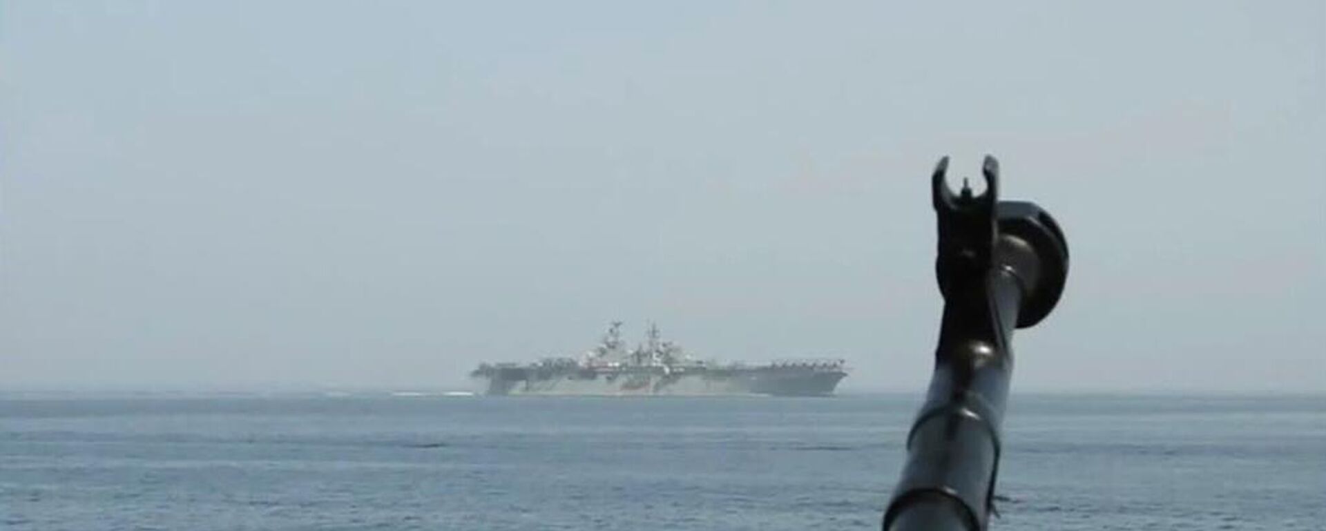 2023年8月20日，在霍尔木兹海峡，一艘革命卫队快艇在靠近美国海军“巴丹”号两栖攻击舰时，可见其机枪枪口 - 俄罗斯卫星通讯社, 1920, 24.03.2026