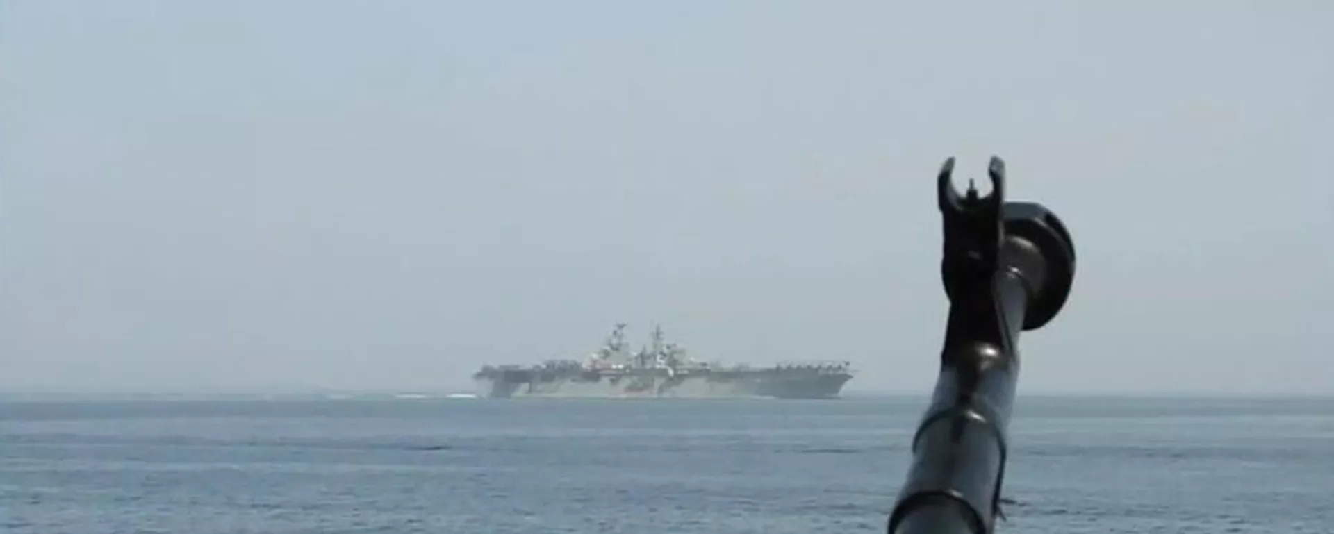 2023年8月20日，在霍尔木兹海峡，一艘革命卫队快艇在靠近美国海军“巴丹”号两栖攻击舰时，可见其机枪枪口 - 俄罗斯卫星通讯社, 1920, 01.04.2026