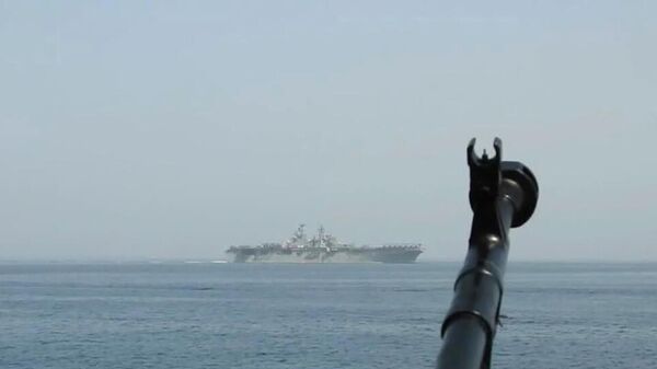 2023年8月20日，在霍尔木兹海峡，一艘革命卫队快艇在靠近美国海军“巴丹”号两栖攻击舰时，可见其机枪枪口 - 俄罗斯卫星通讯社