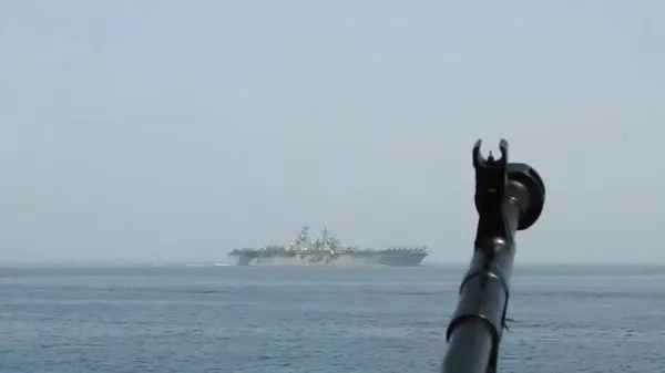 2023年8月20日，在霍尔木兹海峡，一艘革命卫队快艇在靠近美国海军“巴丹”号两栖攻击舰时，可见其机枪枪口 - 俄罗斯卫星通讯社