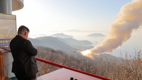 金正恩觀摩大功率碳纖維固體燃料發動機地上點火試驗 - 俄羅斯衛星通訊社